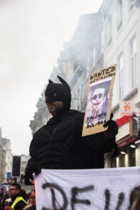 Proche de la gare Lille Flandres, un manifestant déguisé en &quot;Batman&quot; a détourné le Président de la République en &quot;Joker&quot;