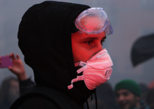 Un manifestant équipé d&#039;un masque lors de la manifestation contre la réforme des retraites du 5 décembre 2019.
