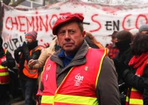 Manifestant de la CGT cheminots en tête de cortège de la manifestation contre la réforme des retraites du 5 décembre 2019.