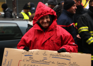 Une dame âgée tenant une pancarte lors de la manifestation contre la réforme des retraites du 5 décembre 2019.