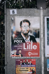 Certaines affiches du collectif Décidez pour Lille ont été déteriorées. Julien Poix accuse, avec quasi-certitude, des partis adverses. Nicolas, son &quot;chauffeur&quot; d&#039;une matinée, profite de ce tour des bureaux de votes pour réparer les dégâts.