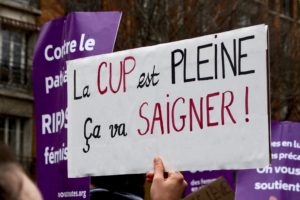 Au milieu d&#039;une vague violette, certaines pancartes se distinguent. ©Laura Beaudoin