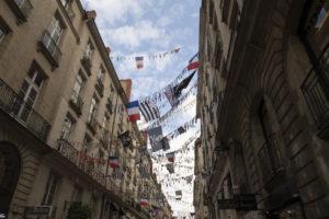 Drapeaux entre les bâtiments de la Rue Crébillon