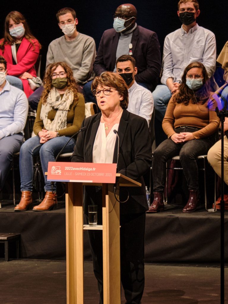 Martine Aubry, mairesse de Lille, prend la parole pour soutenir sa candidate.